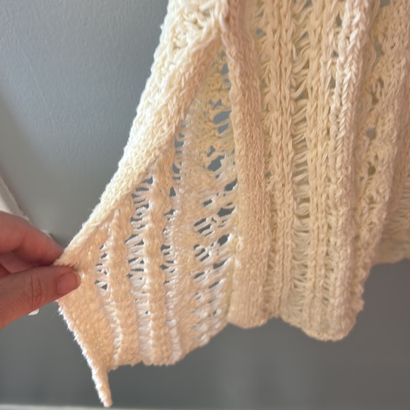 American Eagle Outfitters woman’s knit top. With two slits on the sides. - Picture 3 of 5